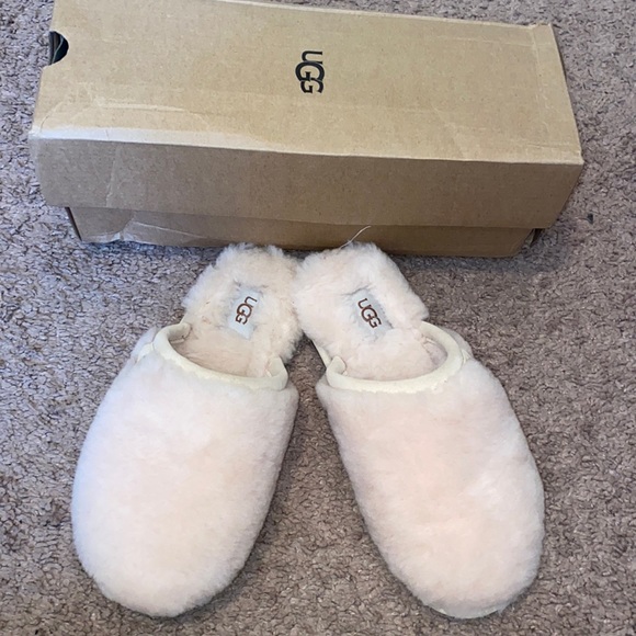 UGG women’s Fluffette slippers size 6. New in box never worn. - Picture 2 of 6